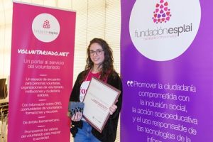 En la fotografía esta Caridad Sánchez enseñando el premio