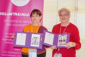 En la fotografía está Paquita Codina y Paquita Fernández enseñando el premio