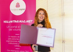 En la fotografía esta Núria Perpinyà enseñando el premio